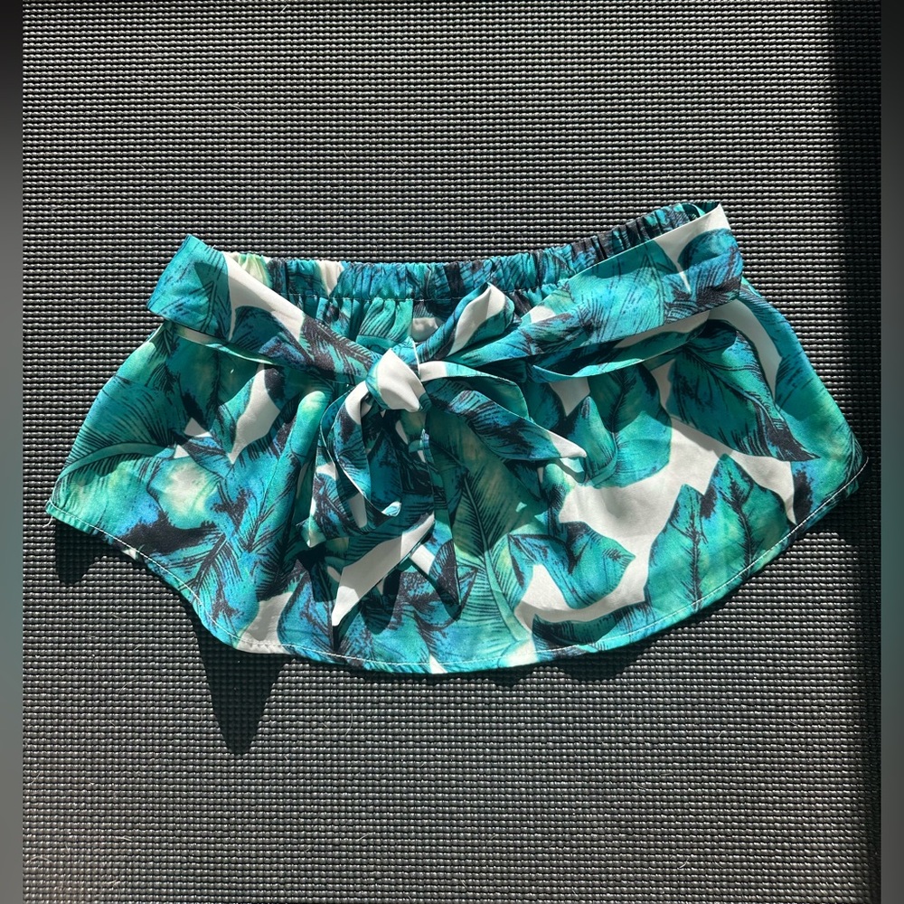 Boutique leaf silk crop top size M